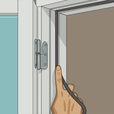 Hand visar tätning vid gångjärnet på ett fönster